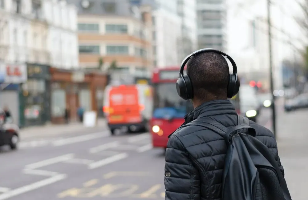 headset vs headphones - audio music