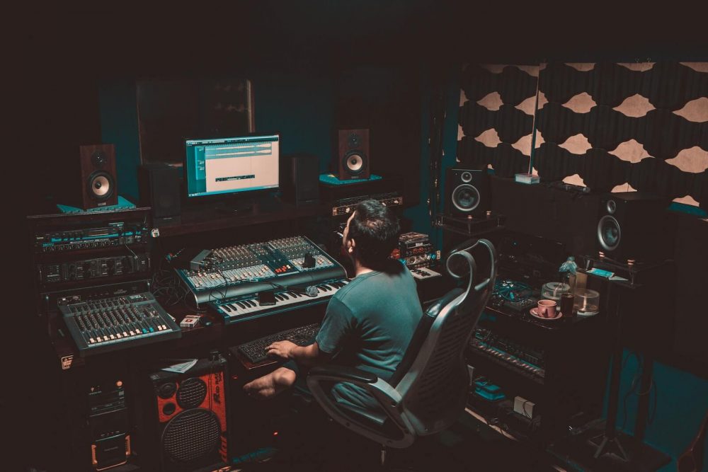 studio monitors vs speakers - recording mixing