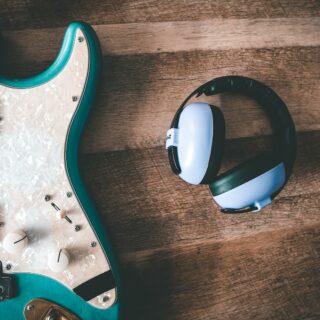 can you plug headphones into a guitar