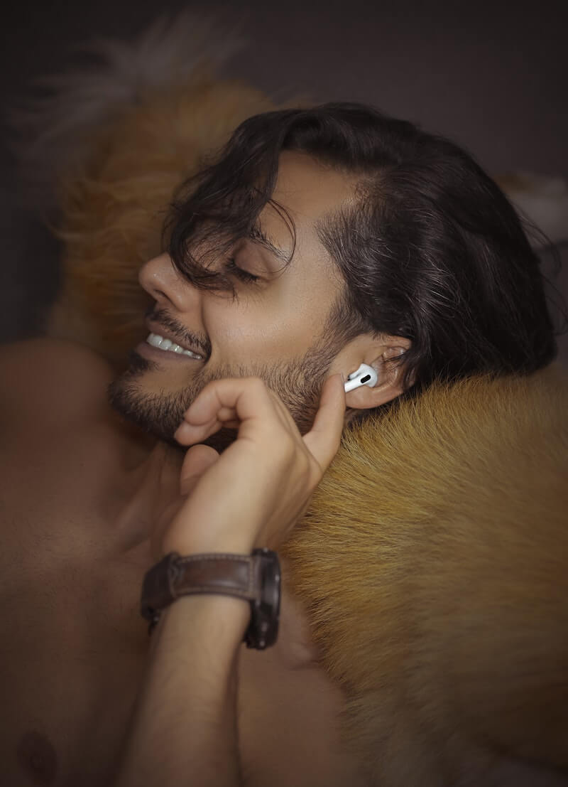 is it bad to sleep with airpods in - ear pain
