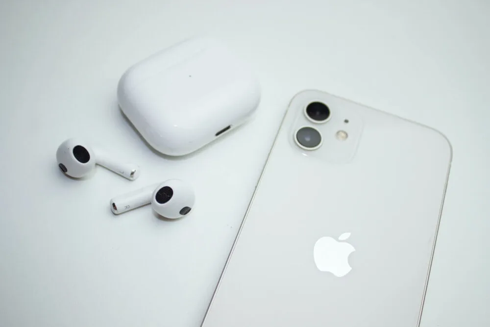 airpods flashing green - common problems